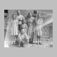 022-0517 Die Eheleute Gustav und Johanne Beyer mit ihren Toechtern Christel, Ruth, Helga und Ursula .JPG